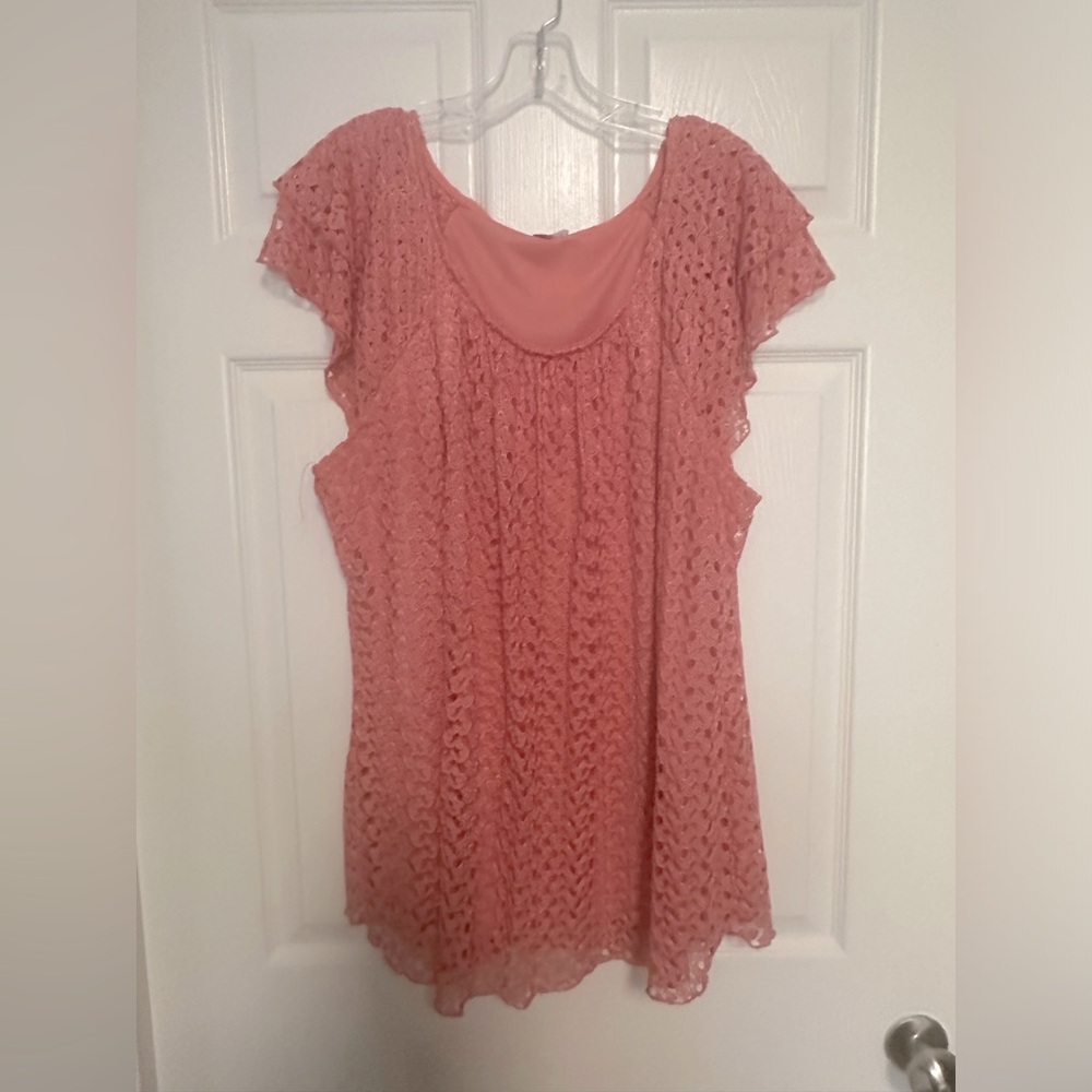 ROZ & ALI flutter short sleeve top size 2X, open coral lace over poly lining.